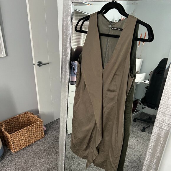 Sleeveless Black Halo dress with deep V-neckline - Picture 1 of 3